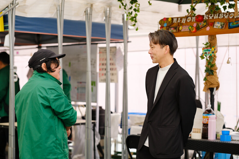 メンバーと会話する松田様